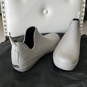 CHOOKA LAKE-RIDGE RAIN BOOT SIZE 7